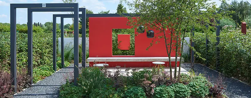 moderne tuin met rode muur