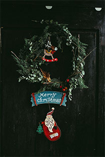 kerstdecoratie op de deur